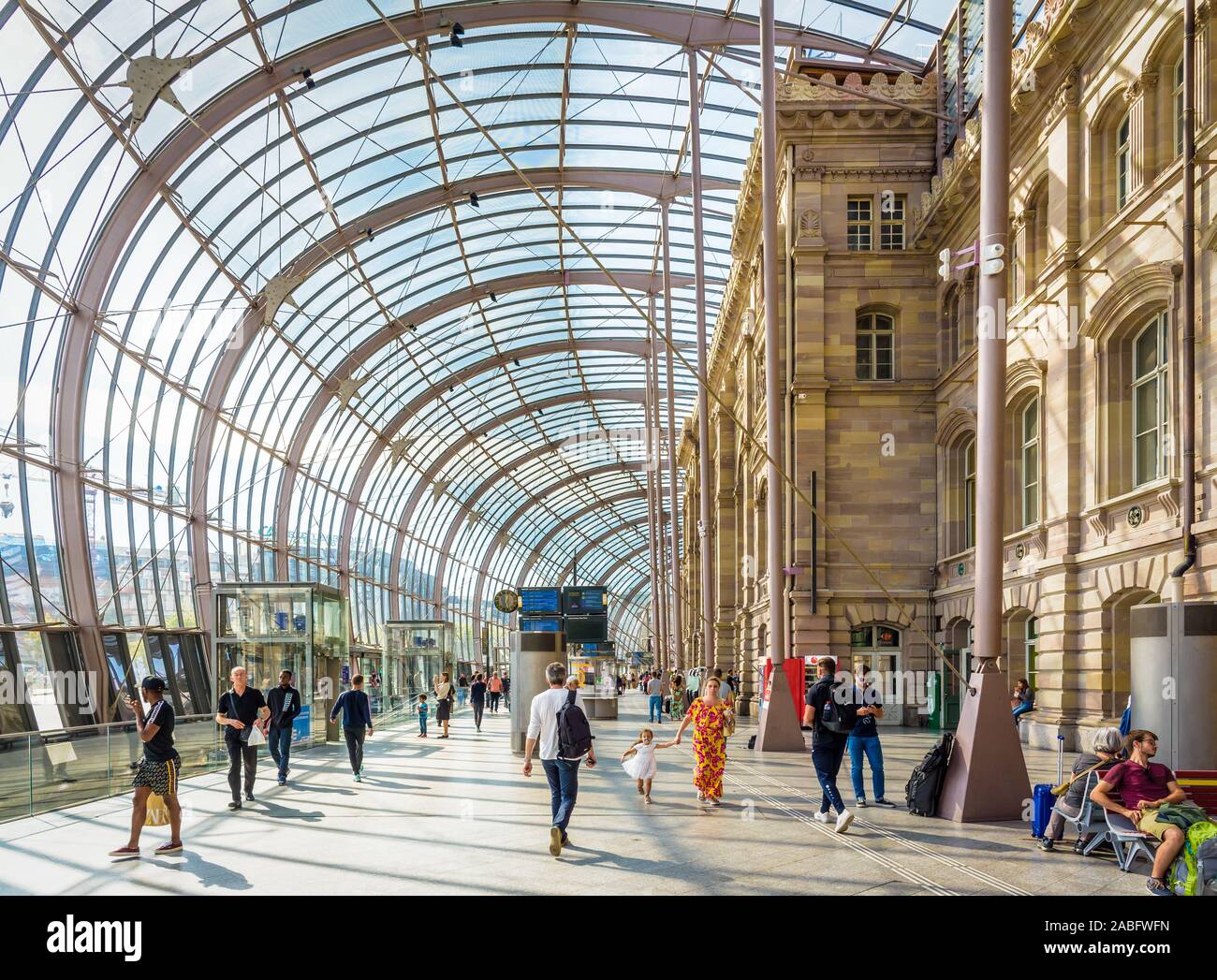 Touristen und Pendler in die bahnhofshalle der Straßburger Bahnhof unter dem riesigen Glasdach vor der historischen Fassade im Jahr 2007 aufgenommen. Stockfoto