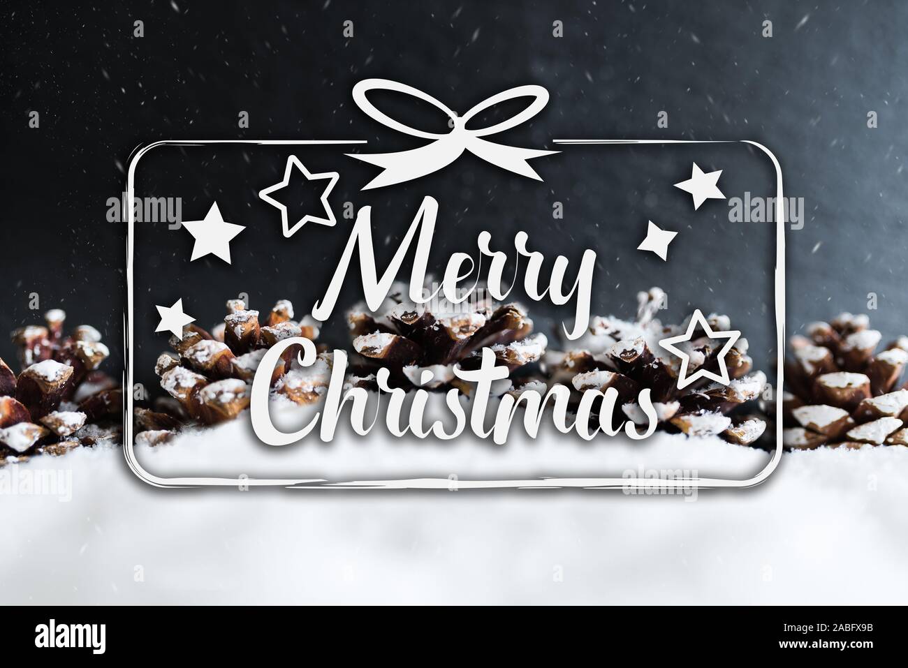 Text Frohe Weihnachten gegen verschneite Hintergrund mit Tannenzapfen Stockfoto