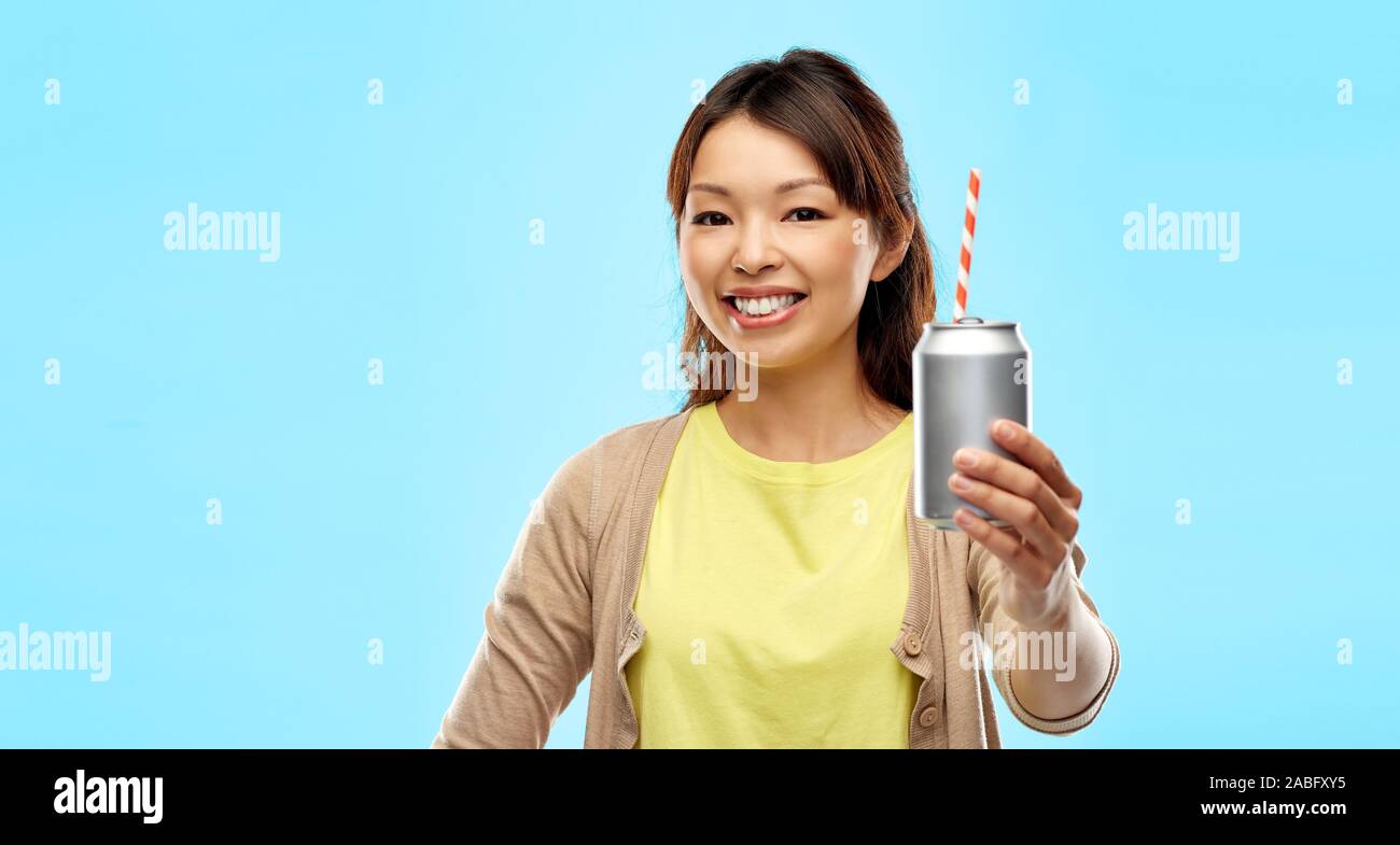 Gerne asiatische Frau mit Trinken kann mit Stroh Stockfoto
