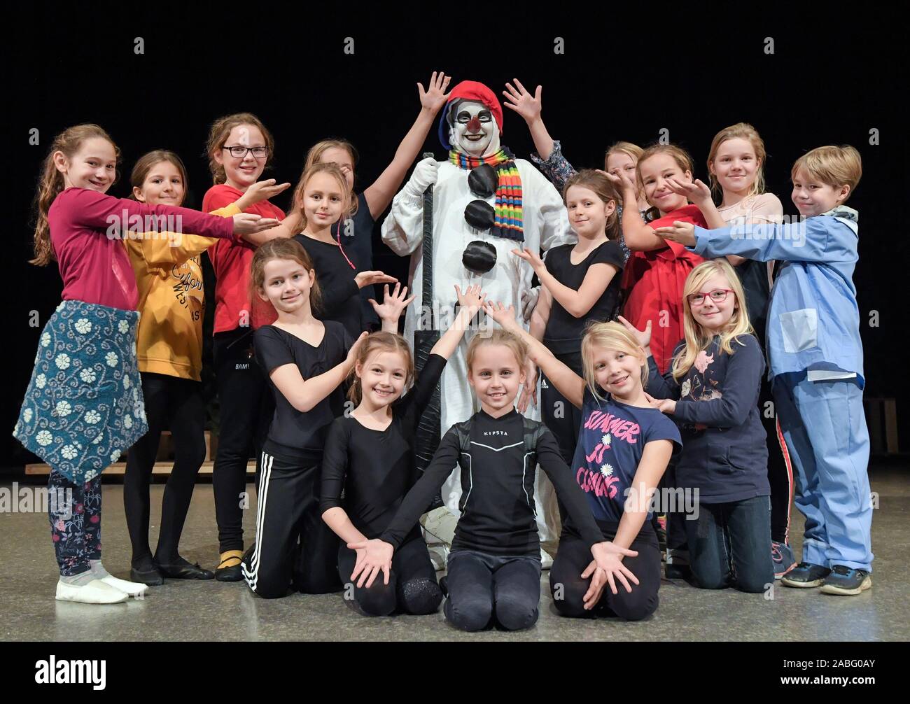 16 November 2019, Brandenburg, Eisenhüttenstadt: Timo Gramsch als Schneemann Nowy' und junge Laiendarsteller auf der Bühne in der Friedrich-Wolf-Theater nach einer Generalprobe. Eine ungeschickt, aber liebenswerte Schneemann ist der Star der Kinder in Eisenhüttenstadt. Jedes Jahr in der Weihnachtszeit er erlebt neue Abenteuer auf der Bühne des Friedrich-Wolf-Theater. Für 23 Jahre die musikalische wurde mit neuen Songs und laienhaften Akteuren durchgeführt. Foto: Patrick Pleul/dpa-Zentralbild/ZB Stockfoto