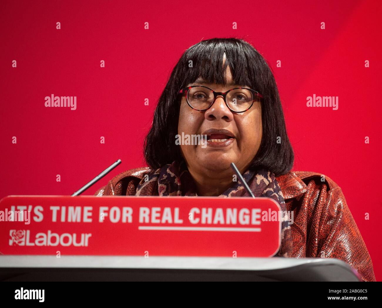 Shadow Home Secretary, Diane Abbott, anlässlich der Vorstellung der Rasse und des Glaubens Manifest. Sie ist MP für Hackney, Nord- und Stoke Newington. Stockfoto