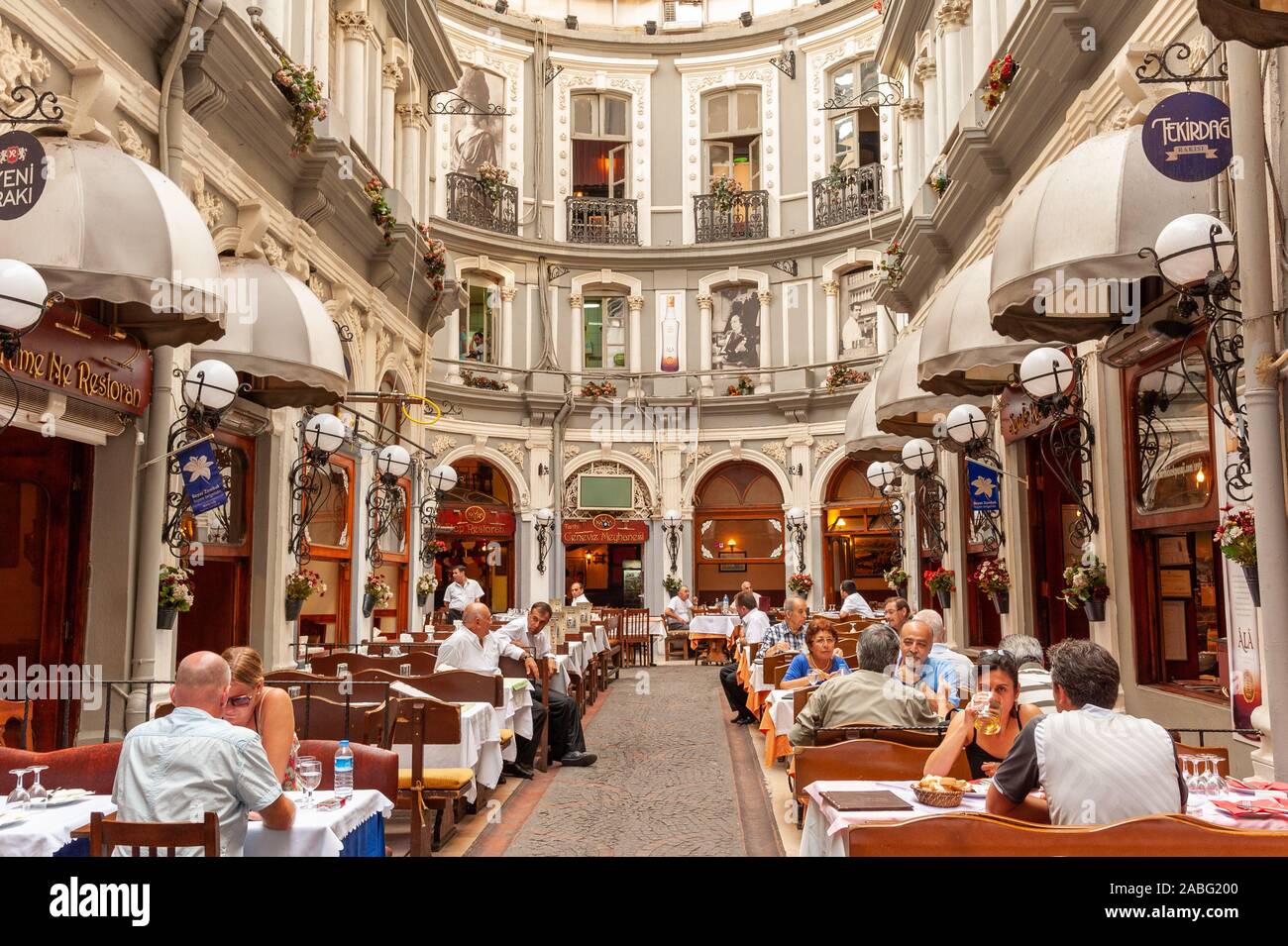 Restaurants in Cicek Pasaji bei Istiklal Caddesi, Beyoglu, Istanbul, Türkei Stockfoto