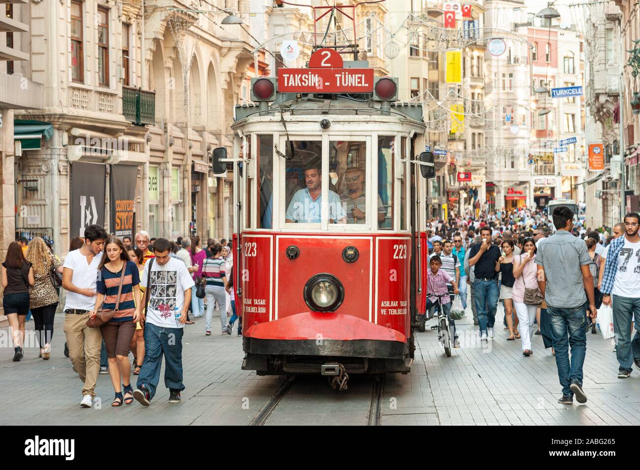 Alte rote Straßenbahn auf der Istiklal Cadessi, Istanbul, Türkei Stockfoto