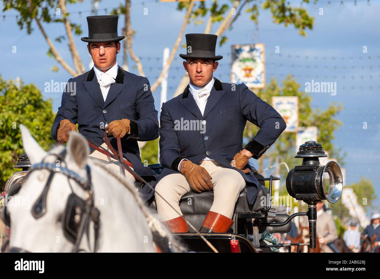 Männer reiten Pferd und Wagen während der Messe April in Sevilla, Spanien Stockfoto