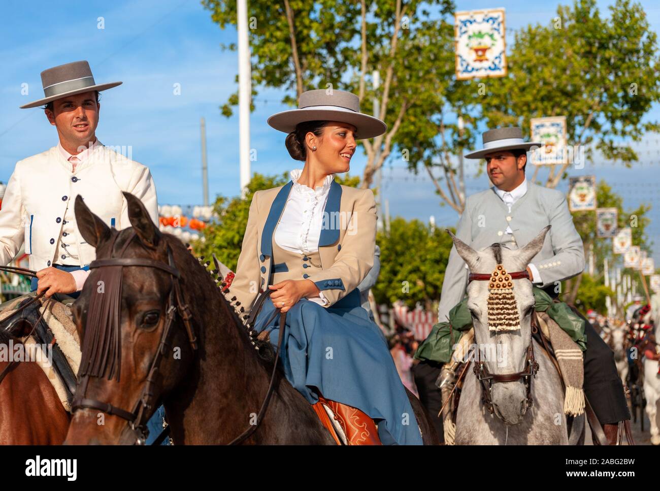 Menschen, die Pferde an die Feria de Sevilla, Spanien Stockfoto