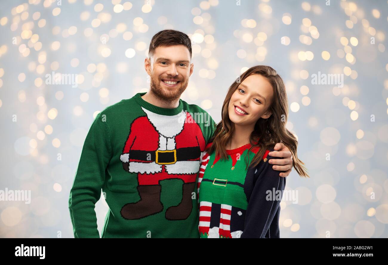 Glückliches Paar an Weihnachten hässliche Pullover party Stockfotografie -  Alamy