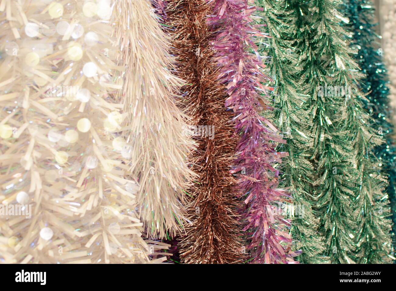 Weihnachten Hintergrund, lametta Girlande in Weiss Violett Kupfer grün blau, selektiver Fokus Stockfoto