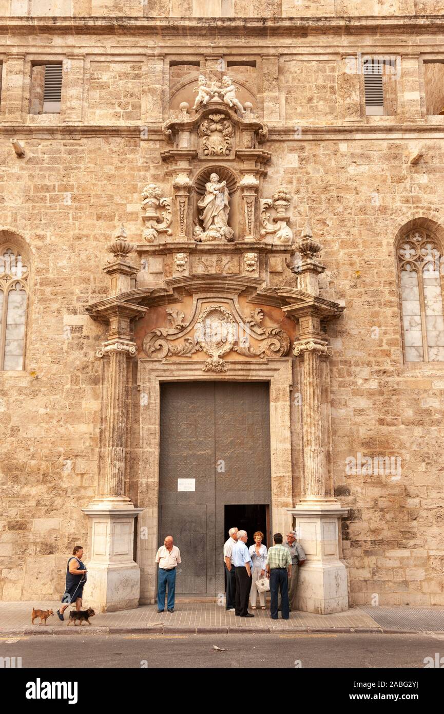 lokale Leute im Chat vor der Kirche von Santos Juanes, Valencia, Spanien Stockfoto
