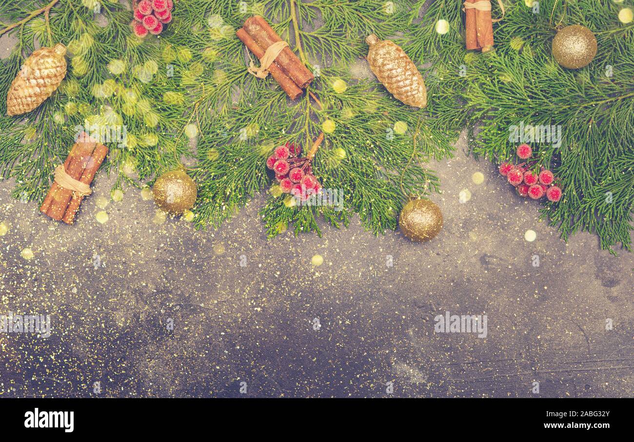 Festliche Weihnachten Hintergrund mit Fir Tree Branches, goldene Kugeln und Dekorationen mit schönen Bokeh auf grauem Beton Tabelle, Ansicht von oben, Kopieren, selecitve Fokus Stockfoto