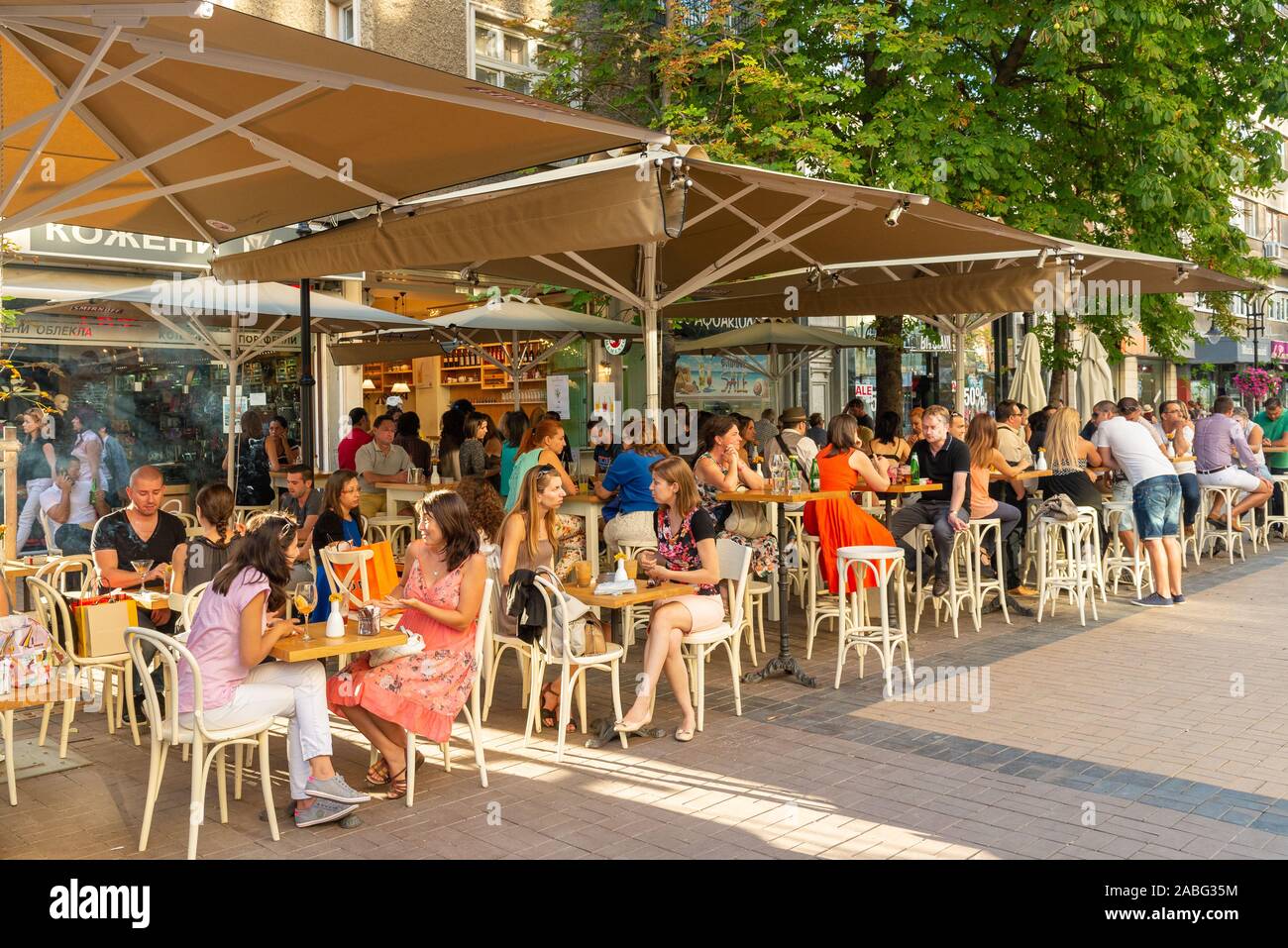 Bars und Restaurants entlang Vitosha Street, Sofia, Bulgarien Stockfoto
