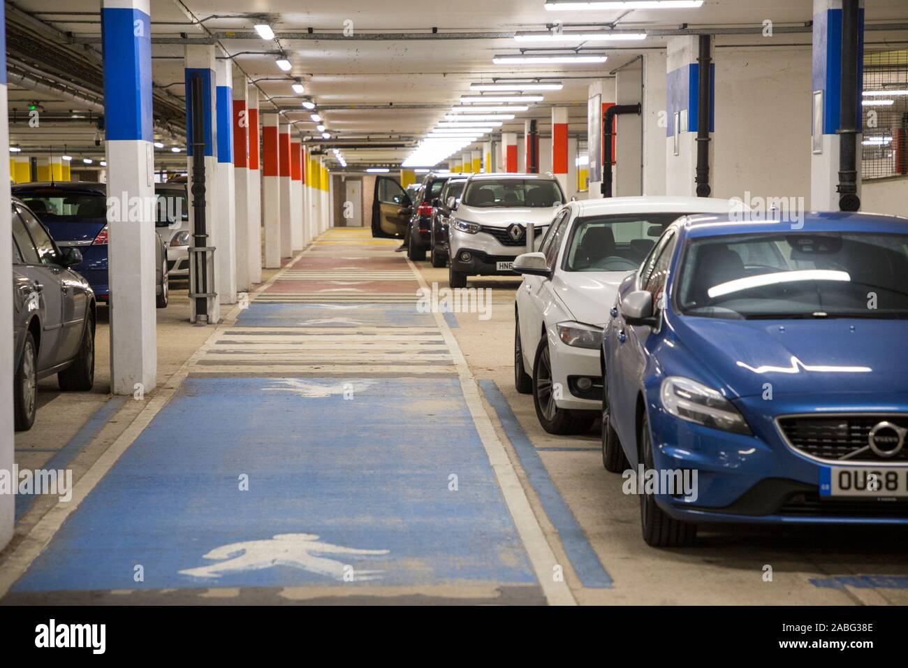 Autos auf dem Parkplatz in der Admiralität Road, Portsmouth geparkt. UK. Der Weg ist klar, aber viele der Räume sind im Einsatz, mit der Parkplatz fast voll / in der Nähe von Kapazität. (105) Stockfoto