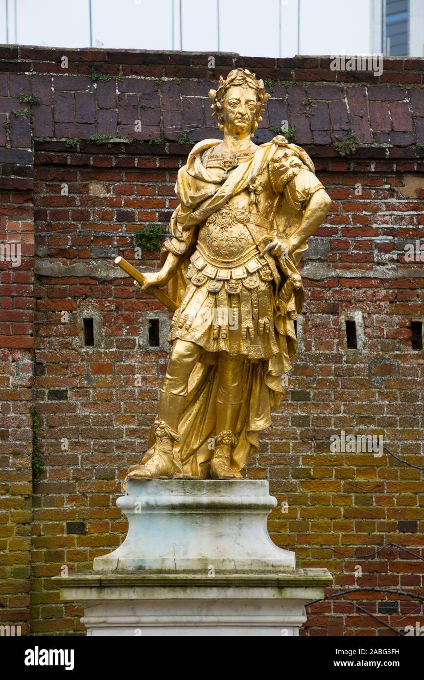 Vergoldete Statue von Gulielmo III (König William III.) in der Römischen Kleid von Jan van Nost & von Richard Norton gezeigt im Garten des Porter gewidmet, Portsmouth Historic Dockyard, Portsmouth. Hampshire. Hants UK. (105) Stockfoto