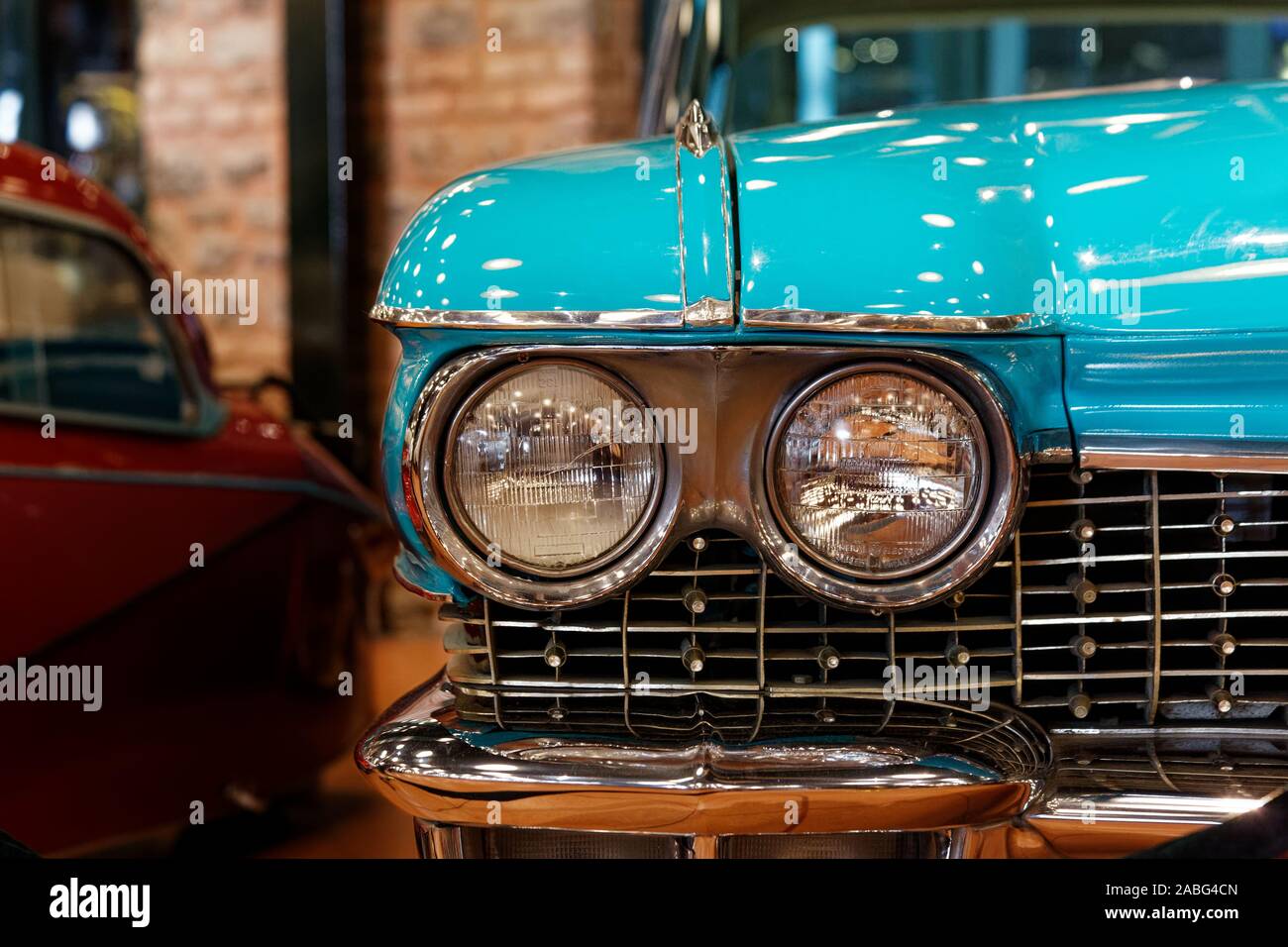 Blau Super 62 Cadillac de Ville Hardtop Coupé - 1960 Modell - Scheinwerfer und Kühlergrill an Rahmi M. Koc Classic Car Museum in Istanbul. Stockfoto