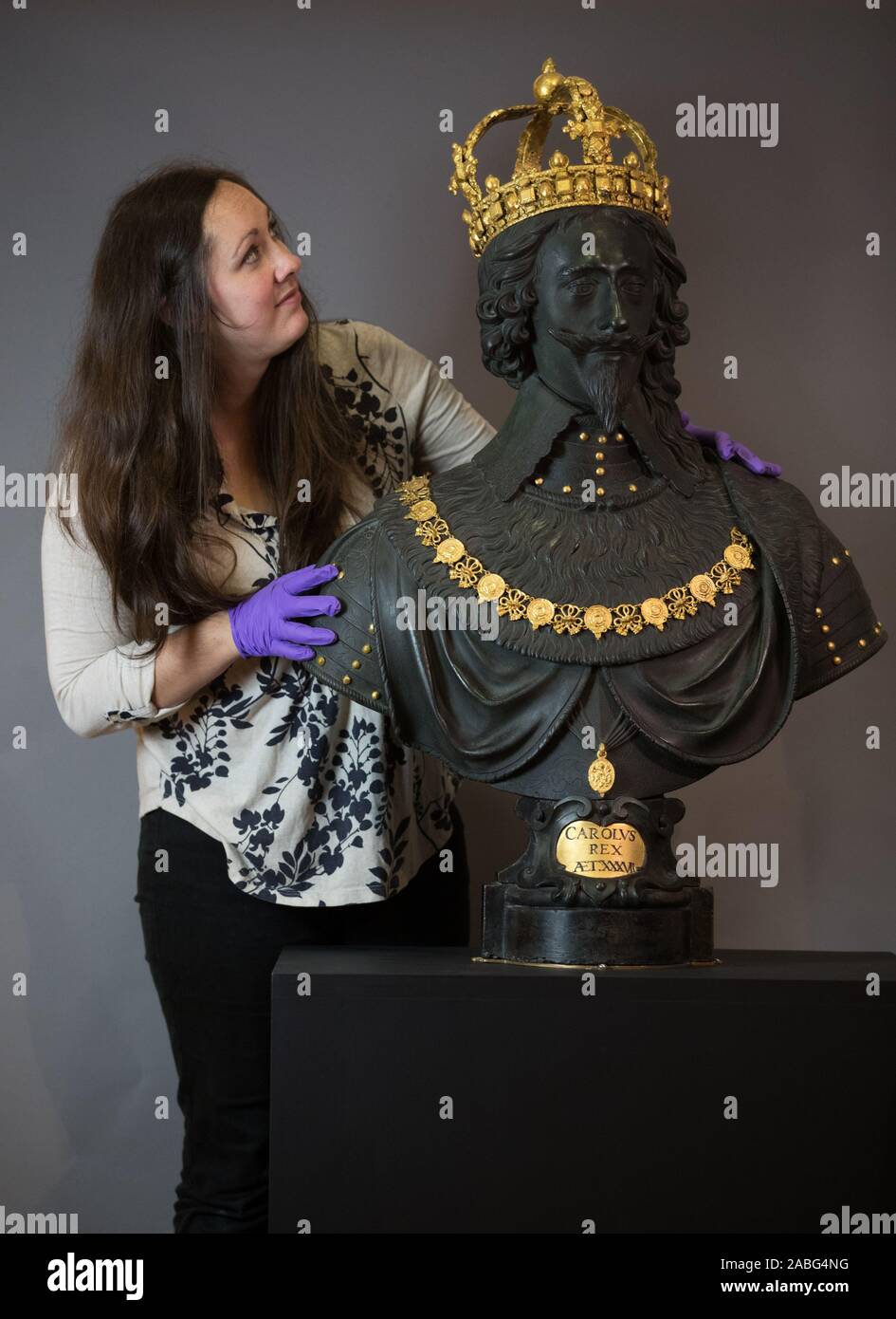 Portia Tremlett, öffentlichen Programm Engagement Offizier für die Novium Museum, schaut auf die ursprünglichen Market Cross Skulptur, eine Büste von König Karl I von Hubert Le Sueur, wie sie wieder in ihre ursprüngliche Heimat in Chichester, wo es auf der Novium Museum wird auf Darlehen von Tate Britain. Stockfoto