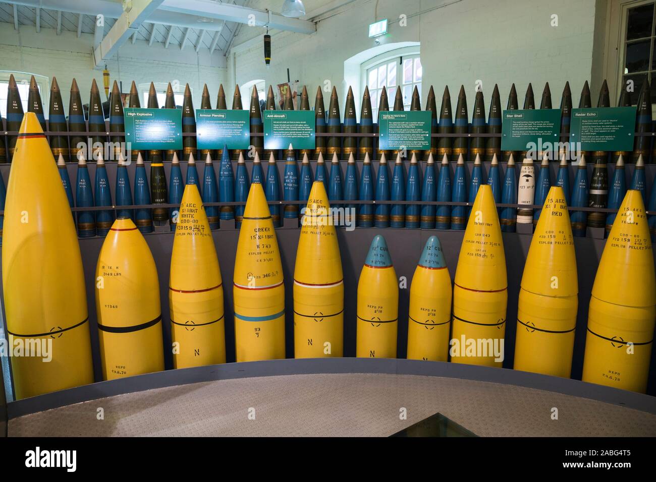 Anordnung Anzeige Ausstellung von explosiven Granaten für den Einsatz von militärischen Kriegsschiffe in ihre Gewehre auf die Marine Schiffe. Explosion Museum der Naval Feuerkraft; ehemaliger Rüstung Depot der Royal Navy von priddy ist hart, in Gosport. Großbritannien (105) Stockfoto