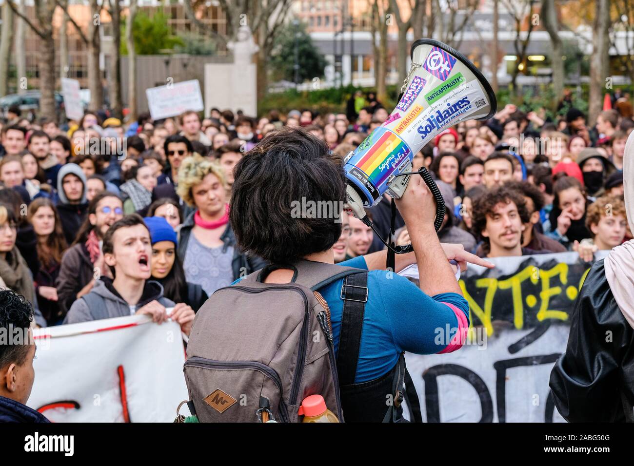 Am 26. November 2019, Lyon, Auvergne-Rh ône-Alpes, Frankreich, Demonstration der Schüler. Ein Schüler mit einem Megaphon vor den Demonstranten Stockfoto