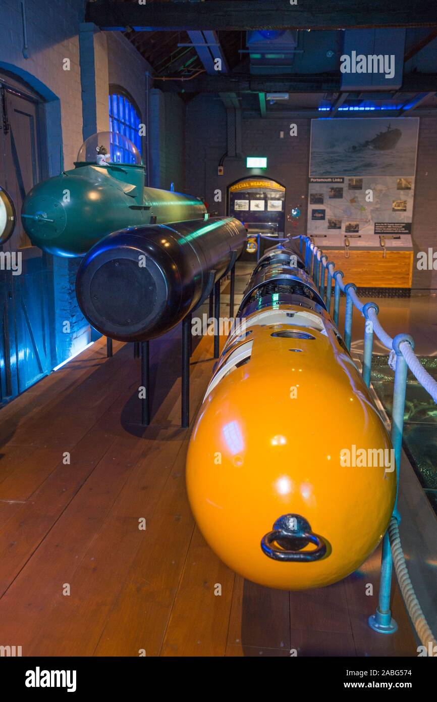 Anordnung Anzeige Ausstellung von Torpedos/Torpedo Technologie bei Explosion Museum der Naval Feuerkraft; ehemaliger Rüstung Depot der Royal Navy von priddy ist hart, in Gosport. Großbritannien (105) Stockfoto