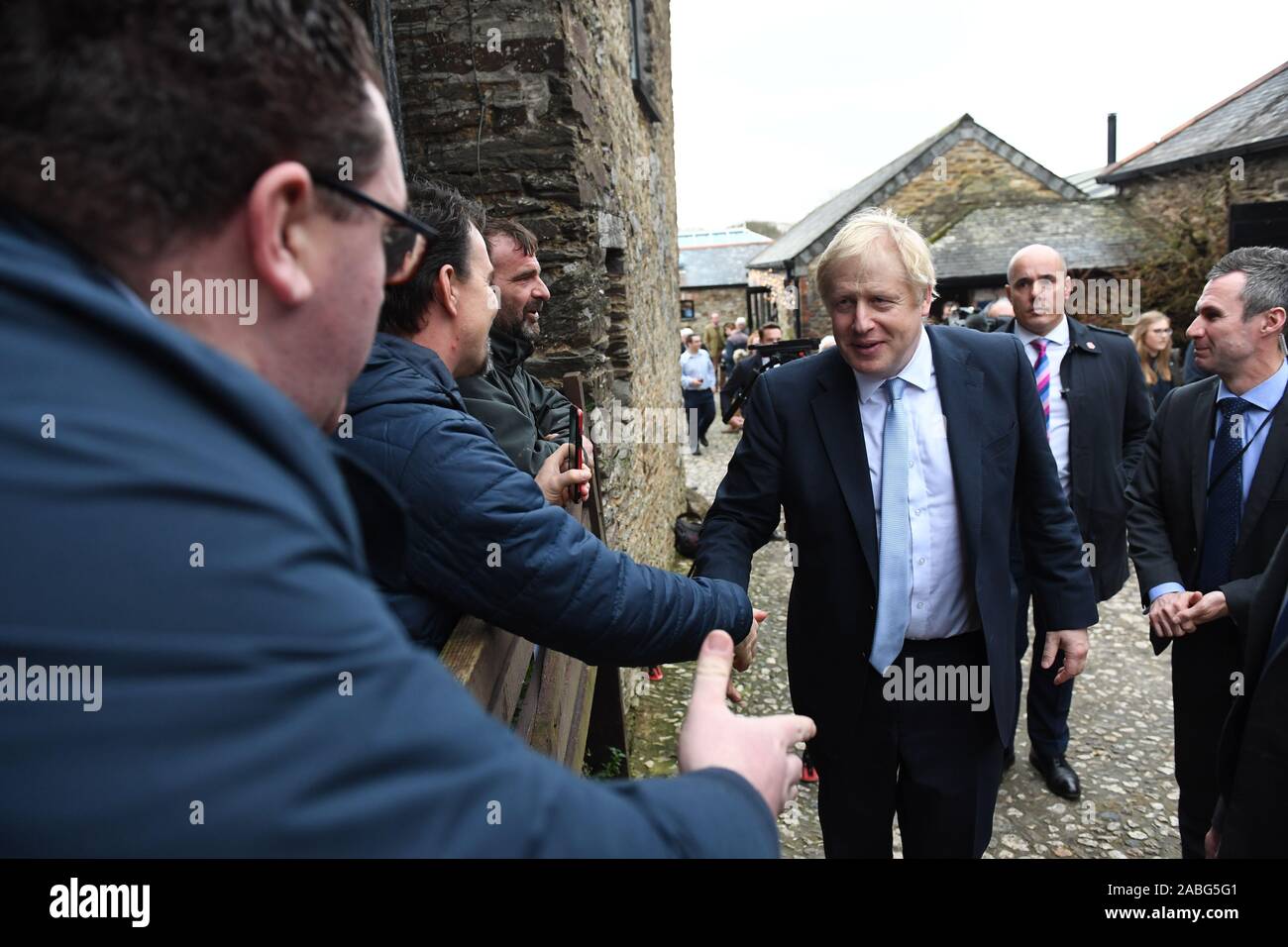 Premierminister Boris Johnson bei einem Besuch in Cornwall der Healey Cyder Bauernhof, in der Nähe von Truro in Cornwall, während auf dem allgemeinen Wahlkampagne Trail. Stockfoto