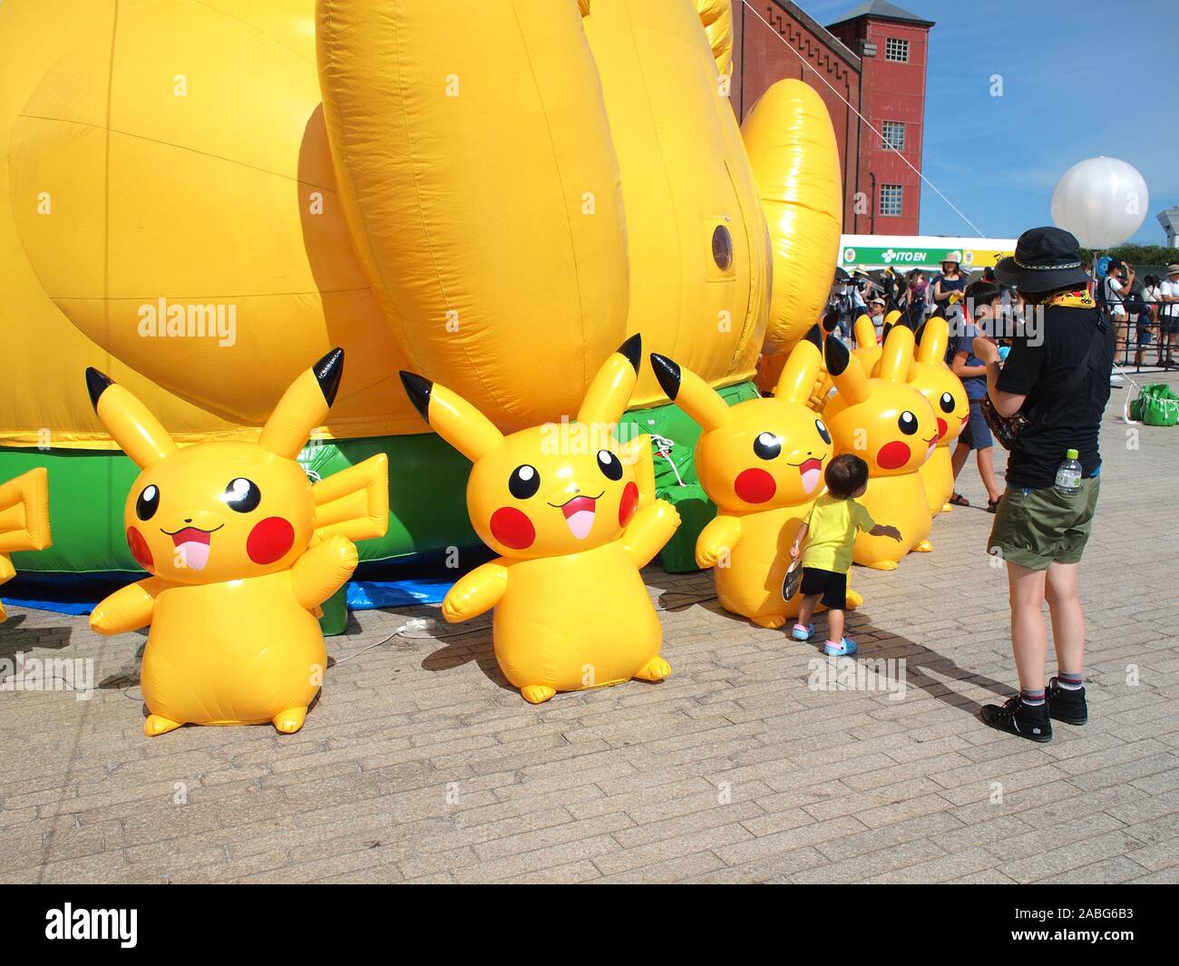 YOKOHAMA, KANAGAWA, JAPAN - 6. August 2019: Riesige Pikachu an der Pikachu Ausbruch! 2019 Veranstaltung in der Hafengegend Yokohama Minato Mirai Gegend in Japan. Stockfoto