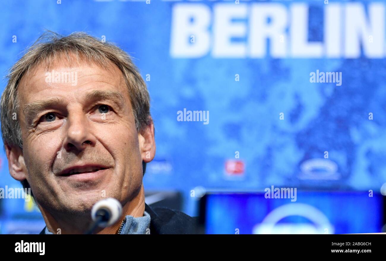 Berlin, Deutschland. 27 Nov, 2019. 27 November 2019, Berlin: Jürgen Klinsmann, der neue Trainer von Hertha BSC, gibt eine Pressekonferenz. Der ehemalige Bundestrainer und ex-Bayern Trainer Klinsmann wird über das Coaching Position an der angeschlagenen Fussball-Bundesligisten Hertha BSC bis zum Ende der Saison. Quelle: dpa Picture alliance/Alamy leben Nachrichten Stockfoto