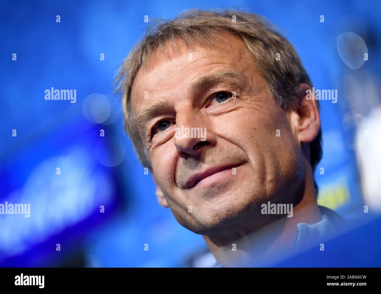 Berlin, Deutschland. 27 Nov, 2019. 27 November 2019, Berlin: Jürgen Klinsmann, der neue Trainer von Hertha BSC, gibt eine Pressekonferenz. Der ehemalige Bundestrainer und ex-Bayern Trainer Klinsmann wird über das Coaching Position an der angeschlagenen Fussball-Bundesligisten Hertha BSC bis zum Ende der Saison. Quelle: dpa Picture alliance/Alamy leben Nachrichten Stockfoto