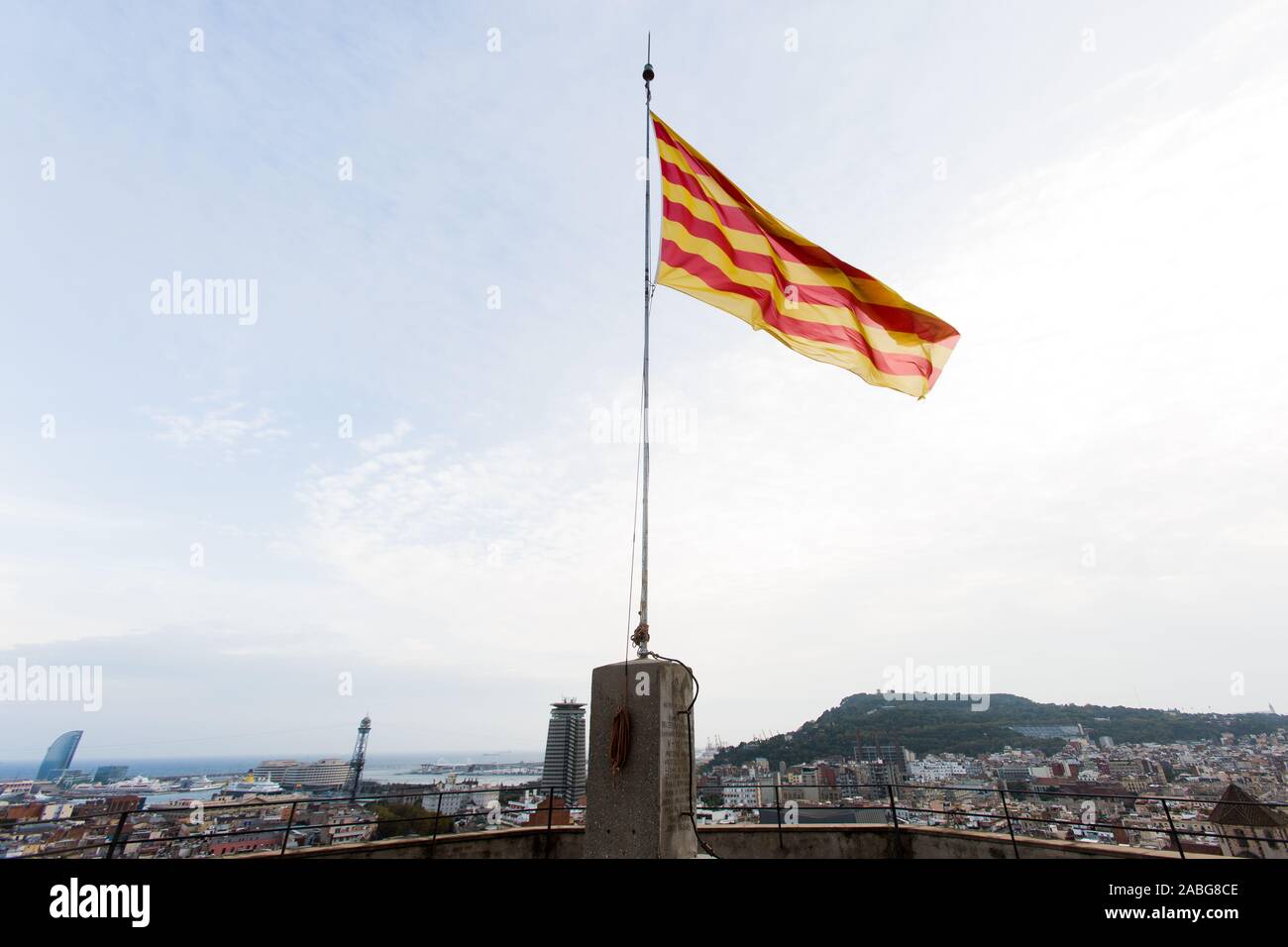 Die katalanische Flagge schwenkten auf der Oberseite der Santa Maria del Pi Kirchturm, Barcelona. Stockfoto