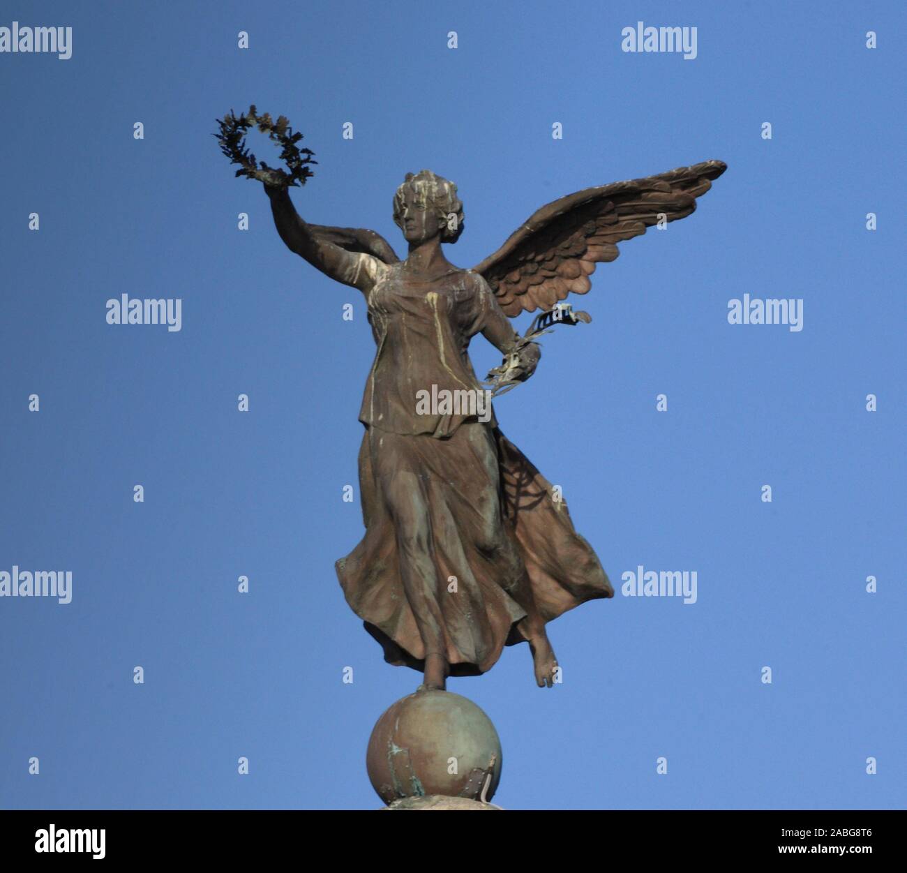 Aberystwyth Ceredigion Wales/UK am 12. Juni 2016: Nahaufnahme der geflügelte Statue namens "Sieg, steigen sie auf der Erde mit Nachrichten von Sieg und Frieden" Stockfoto