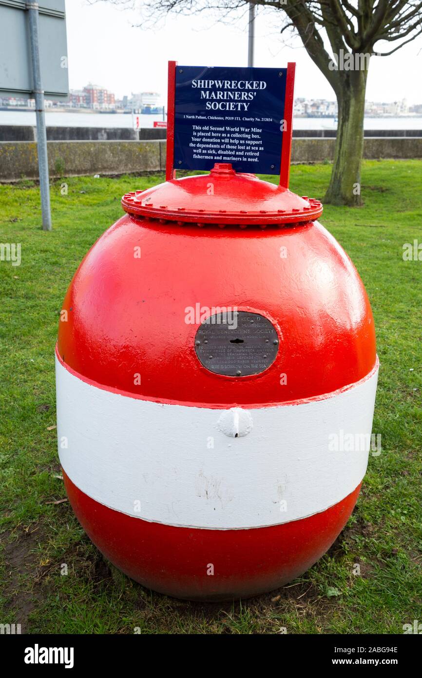 Zweiter Weltkrieg/WW2 Meer Mine; jetzt ein Geld Geschenk spende Sammelbox für das Schiff zerstört/Shipwrecked Mariners Gesellschaft Liebe. Gosport, Hampshire, UK (105) Stockfoto