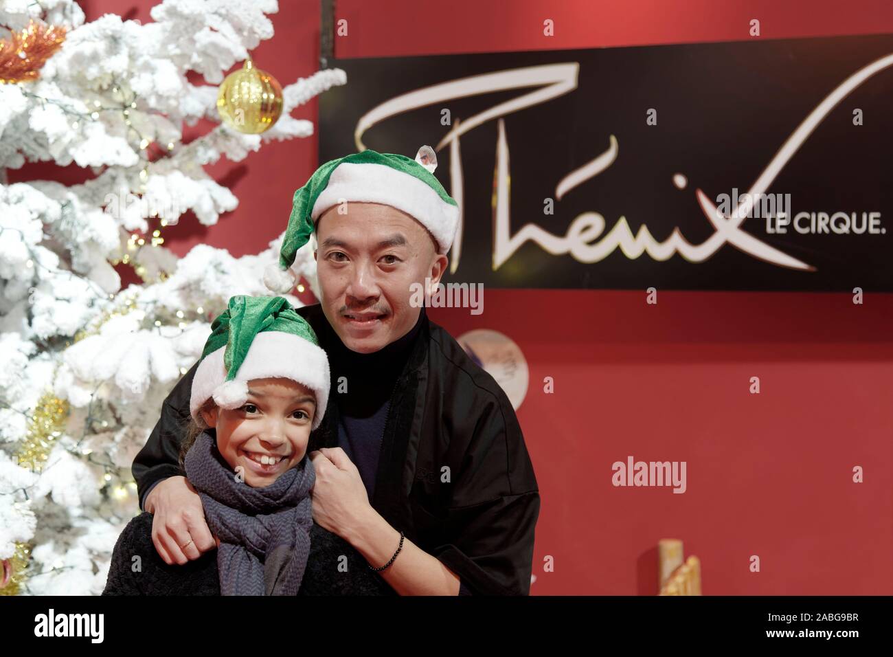 Paris, Frankreich, 20. November 2019. Steve Tran und seine Tochter nahmen an der Vorstellung der Peres Noel Verts von Secours Populaire Francais in Paris Teil Stockfoto