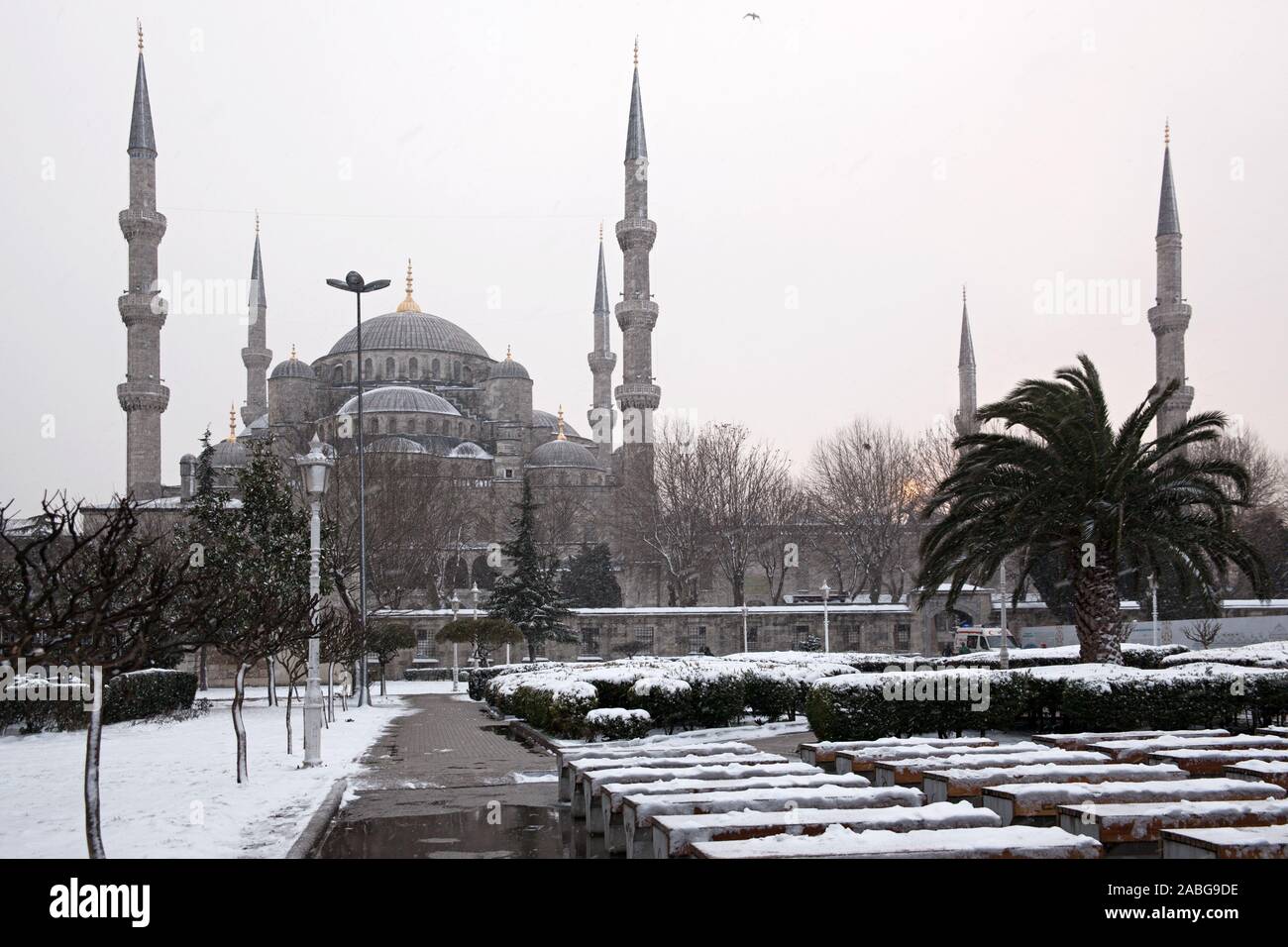 Sultan Ahmet Moschee an einem verschneiten Tag in Istanbul, Türkei Stockfoto