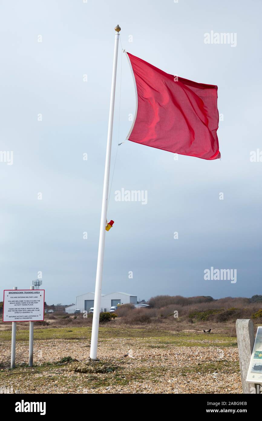 Rote Flagge für Gefahr und halten Sie (MOD Immobilien Landfläche) mit Zeichen / Zeichen und Hinweise auf Browndown militärische Ausbildungslager Küste-/Küstenbereich base/site/Zone. Warnung zeigt live Feuer auf dem Schießplatz. Lee auf den Solent in der Nähe von Gosport und Portsmouth. Großbritannien (105) Stockfoto