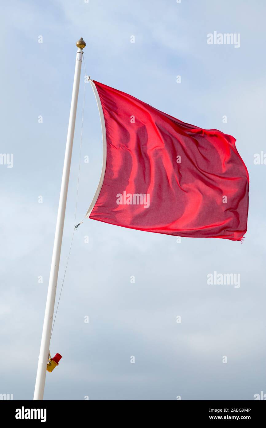 Rote Flagge für Gefahr und halten Sie (MOD Immobilien Landfläche) mit Zeichen / Zeichen und Hinweise auf Browndown militärische Ausbildungslager Küste-/Küstenbereich base/site/Zone. Warnung zeigt live Feuer auf dem Schießplatz. Lee auf den Solent in der Nähe von Gosport und Portsmouth. Großbritannien (105) Stockfoto