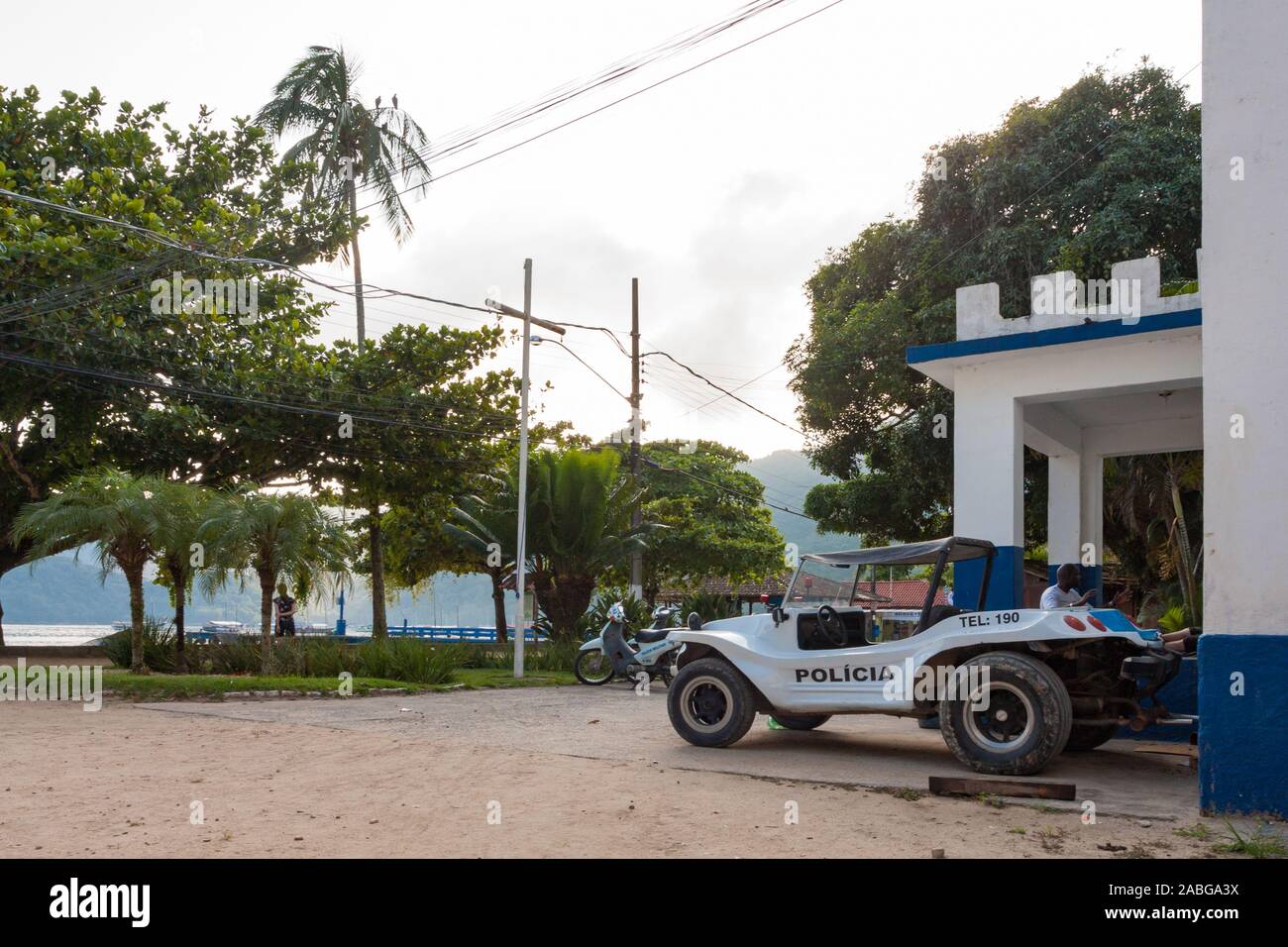 Ilha Grande, Brasilien. 24. Dezember, 2012. Anzeigen einer Streife Strand Buggy vor der Loslösung der Policia Militar geparkt Estado do Rio de Janeiro (PMERJ) (Militärpolizei von Rio de Janeiro), während der Morgen im Vila tun sehen Santorini Santorini (Dorf), Ilha Grande, die Gemeinde von Angra dos Reis, Bundesstaat Rio de Janeiro, Brasilien. Am 5. Juli 2019, Ilha Grande wurde von der UNESCO als Weltkulturerbe eingetragen. Stockfoto