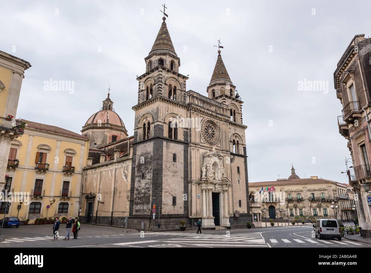 Hl. Maria von der Ankündigung der Kathedrale in Palermo Küsten Stadt und Gemeinde im Großraum Stadt Catania, Sizilien, Italien. Rathaus im Hintergrund Stockfoto