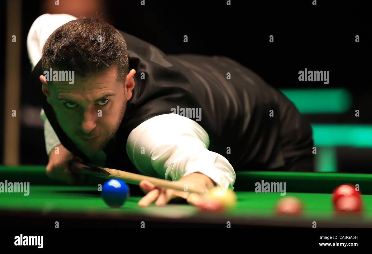 Mark Selby in Aktion gegen Andy Hicks bei Tag zwei Der Betway UK Championship am York Barbican. Stockfoto