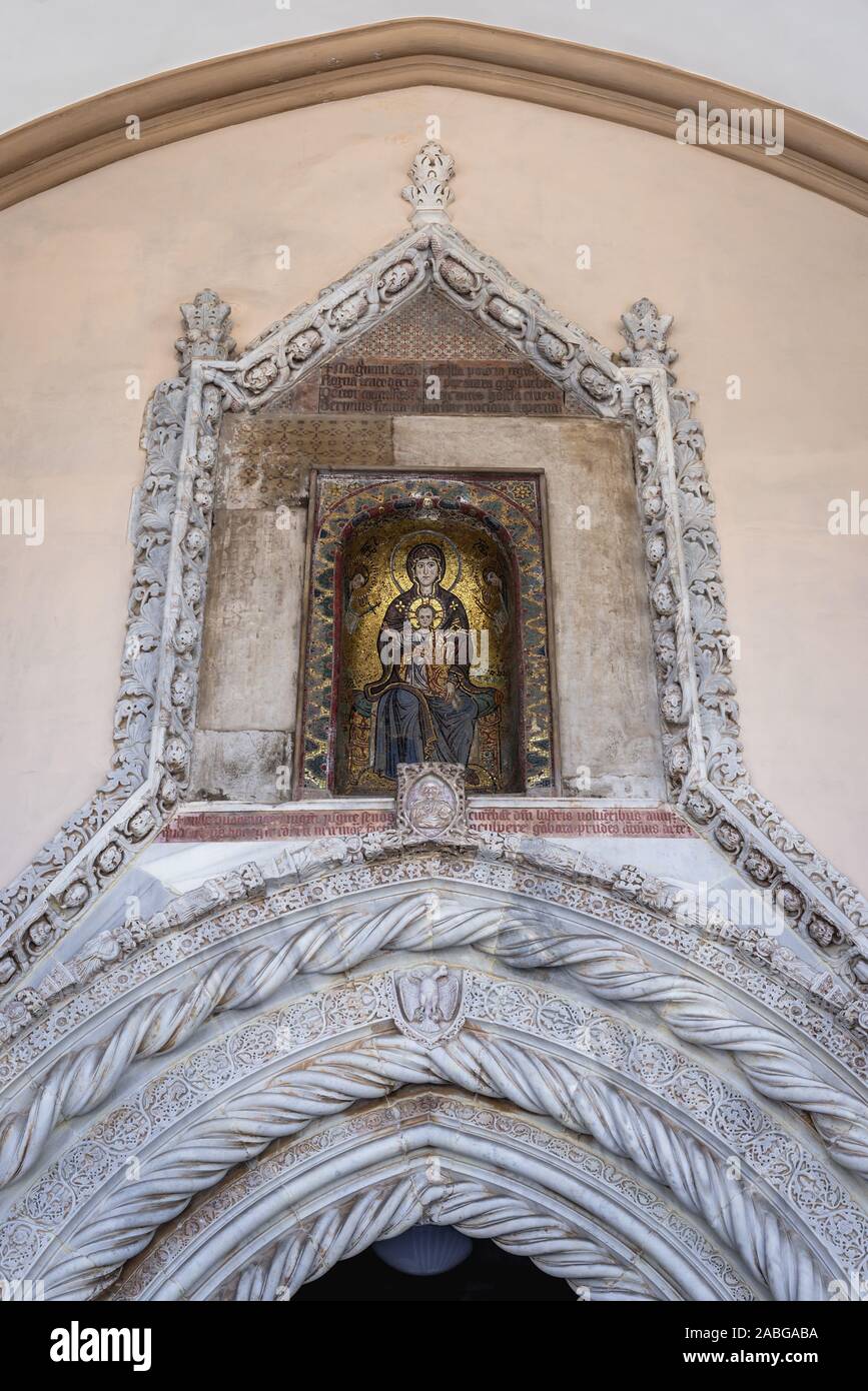 Details der Portikus der Metropolitan Kathedrale der Himmelfahrt der Jungfrau Maria in Palermo, Stadt, die Hauptstadt der Autonomen Region Sizilien, Italien Stockfoto