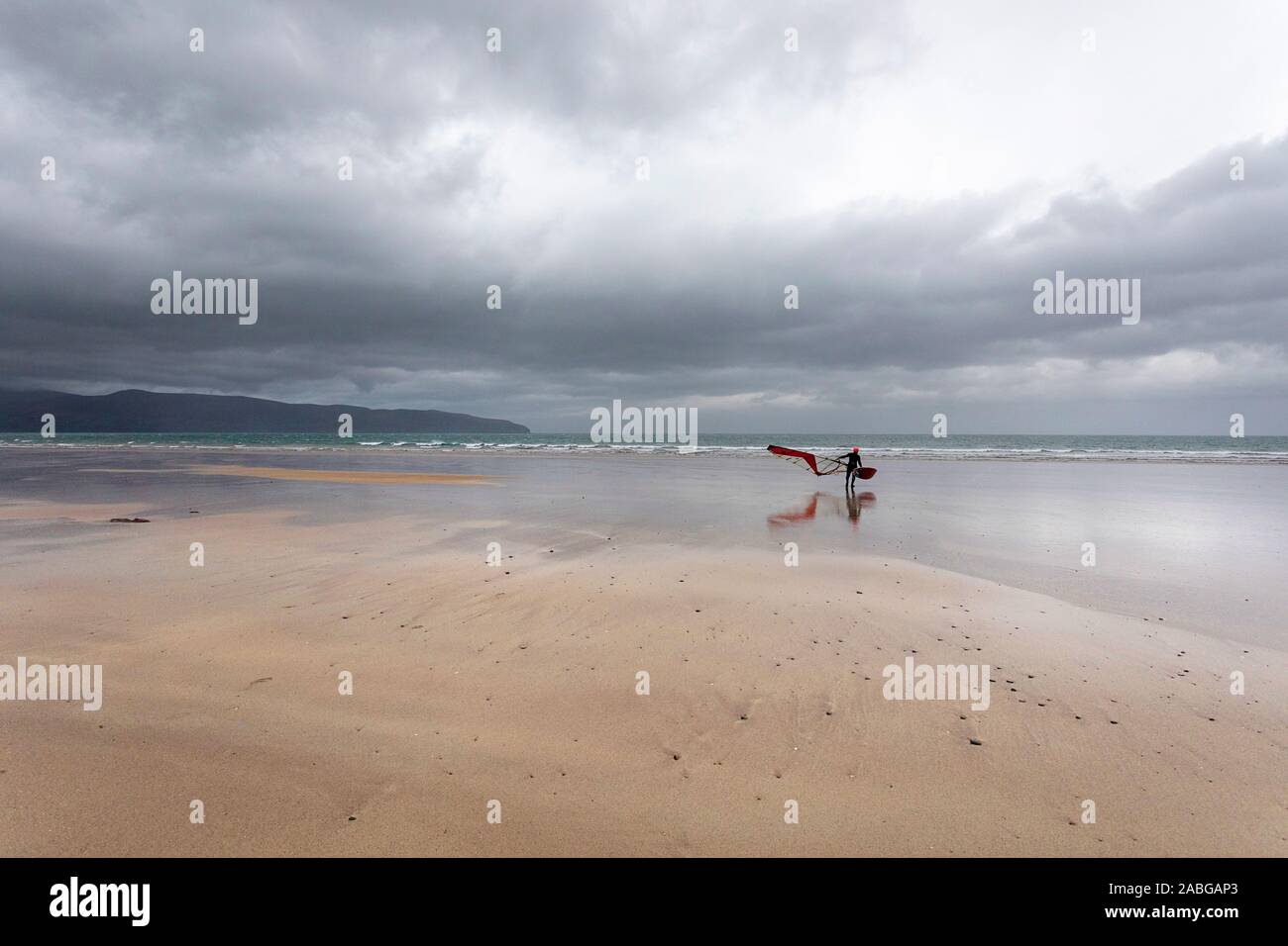Windsurfer immer bereit zum Surfen am Strand bei stürmischem Wetter, County Kerry, Irland Stockfoto