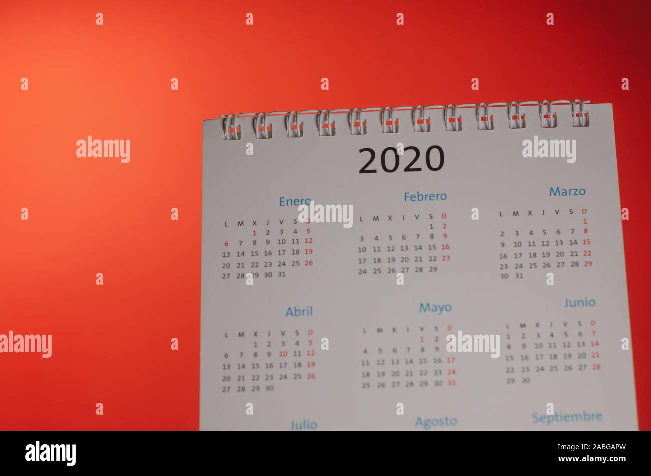 Neues Jahr 2020 Kalender auf dem Schreibtisch, rot beleuchteten Hintergrund. Planung, Organisation das neue Jahr, Monate des neuen Jahres. Nahaufnahme der Objekt wit Stockfoto