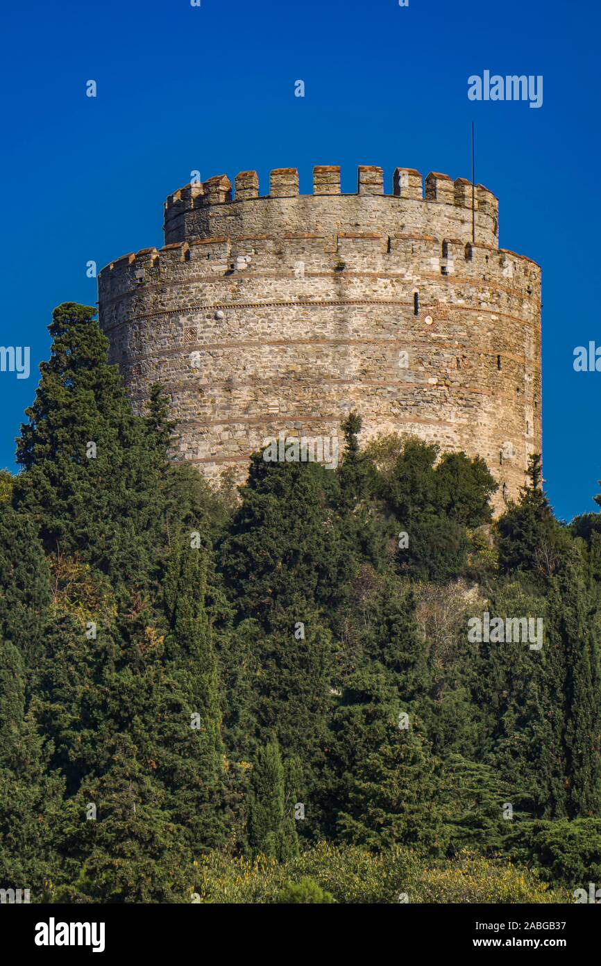 Zylindrische Turm von Rumelian Schloss am europäischen Ufer des Bosporus in Istanbul, Türkei Stockfoto