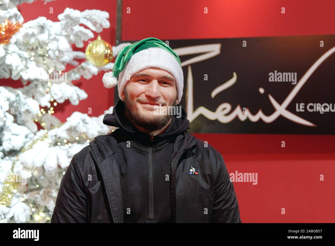 Paris, Frankreich, 20. November 2019. Ilman Mukhtarov nimmt am Start des „Peres Noel Verts“ von Secours Populaire Francais in Paris Teil Stockfoto