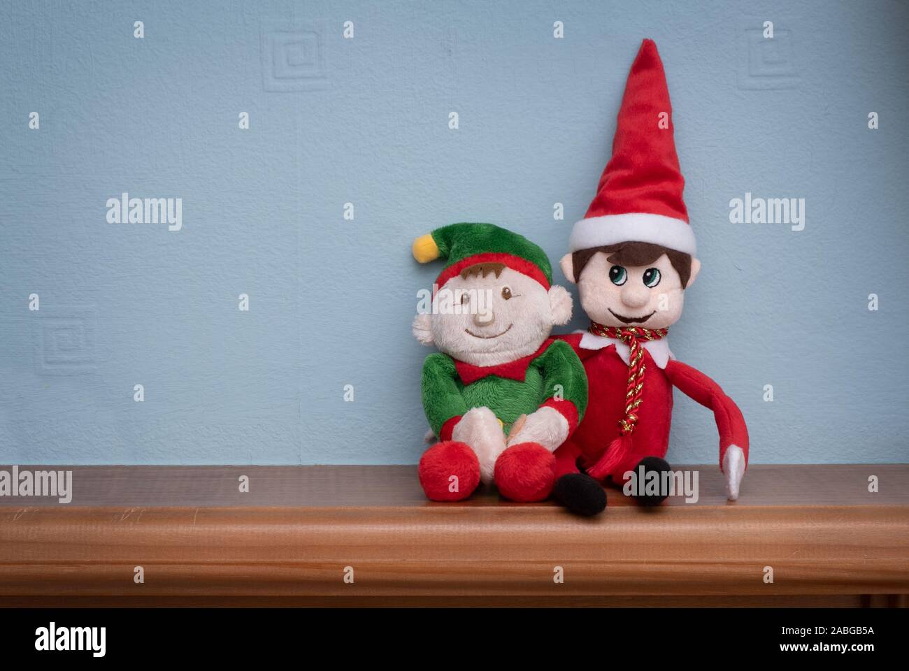 Weihnachten Elf und sein Freund, der elf in allen Formen und Größen gibt. Süße Tradition der Senden Santa's elf auf Kinder zu prüfen kurz vor christm Stockfoto