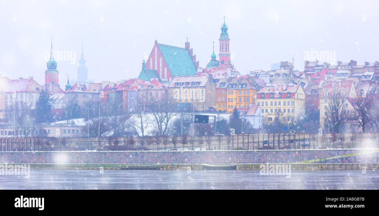 Panorama des königlichen Schlosses und bunten Häusern von der Weichsel in den verschneiten Abend, Warschau, Polen. Stockfoto