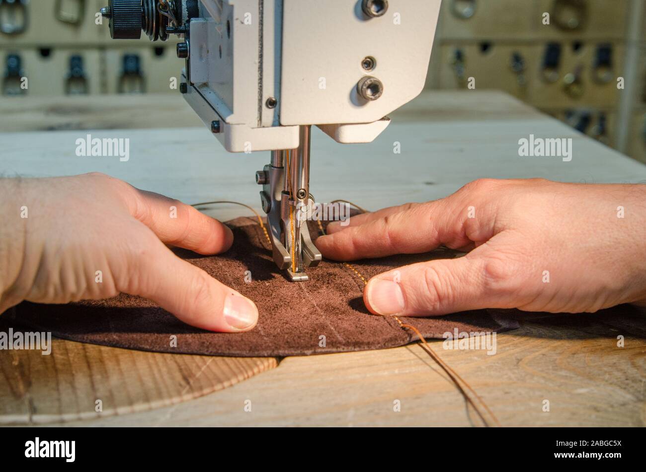Mann bei der Arbeit mit Leder Nähmaschine Stockfotografie Alamy