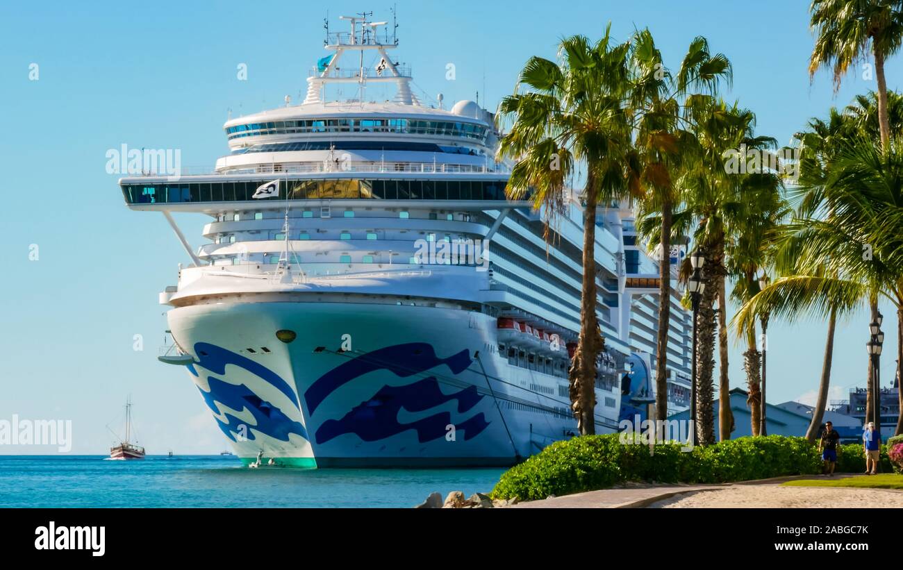 Detailansicht luxus Passagier Schiff angedockt in Aruba mit Paradise Strand und Palmen als Vorderansicht Stockfoto
