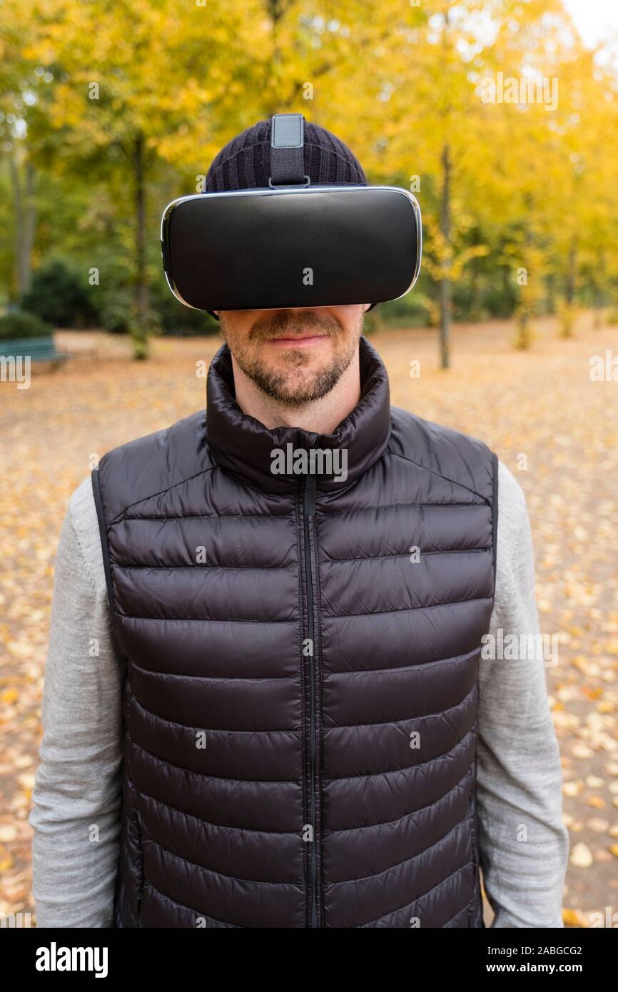 Mann trägt VR virtual-Reality-Kopfhörer Stockfoto