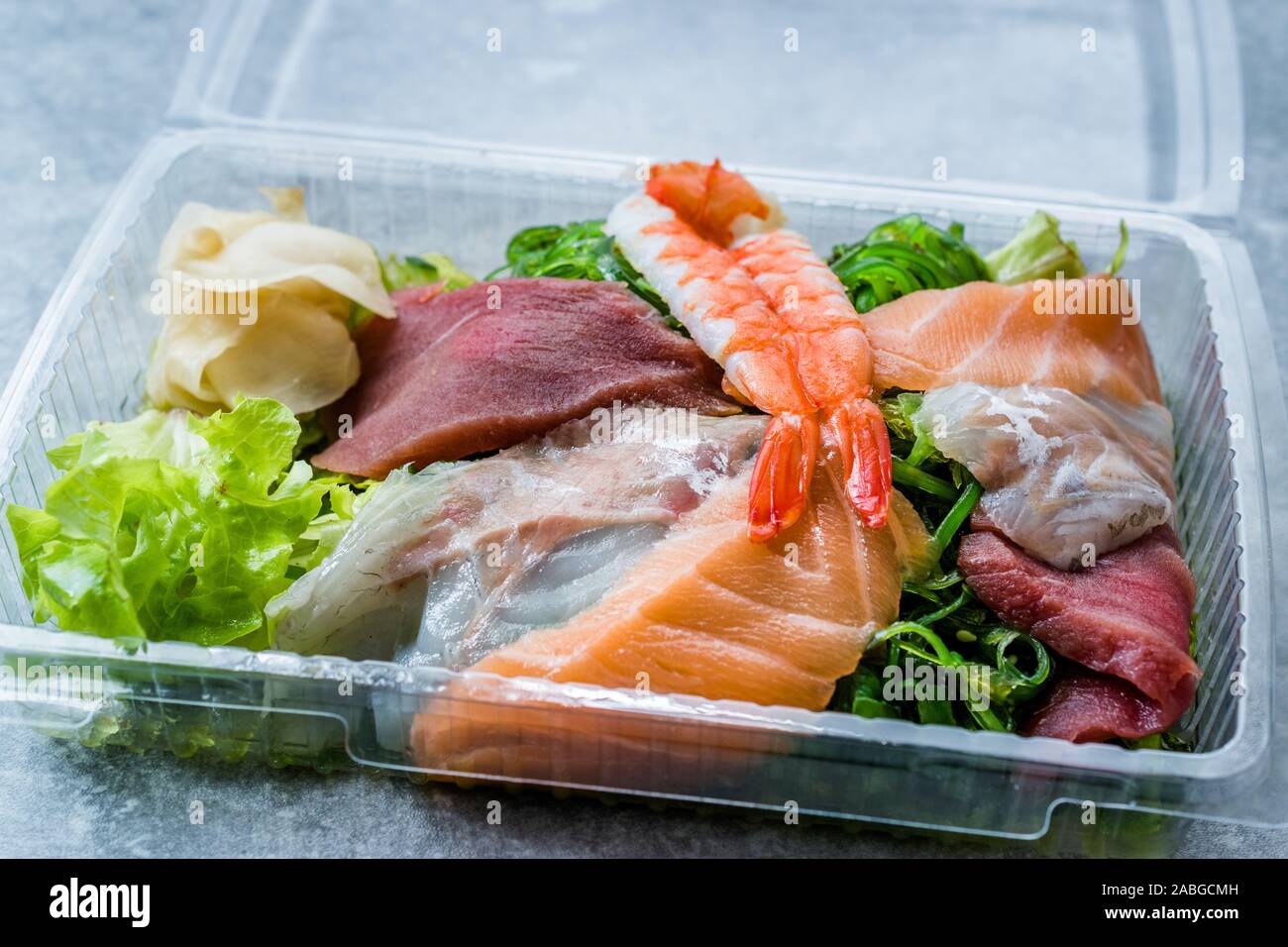 Nehmen Sashimi Salat mit Wakame, Algen, Lachs, Seebarsch, Garnelen ...