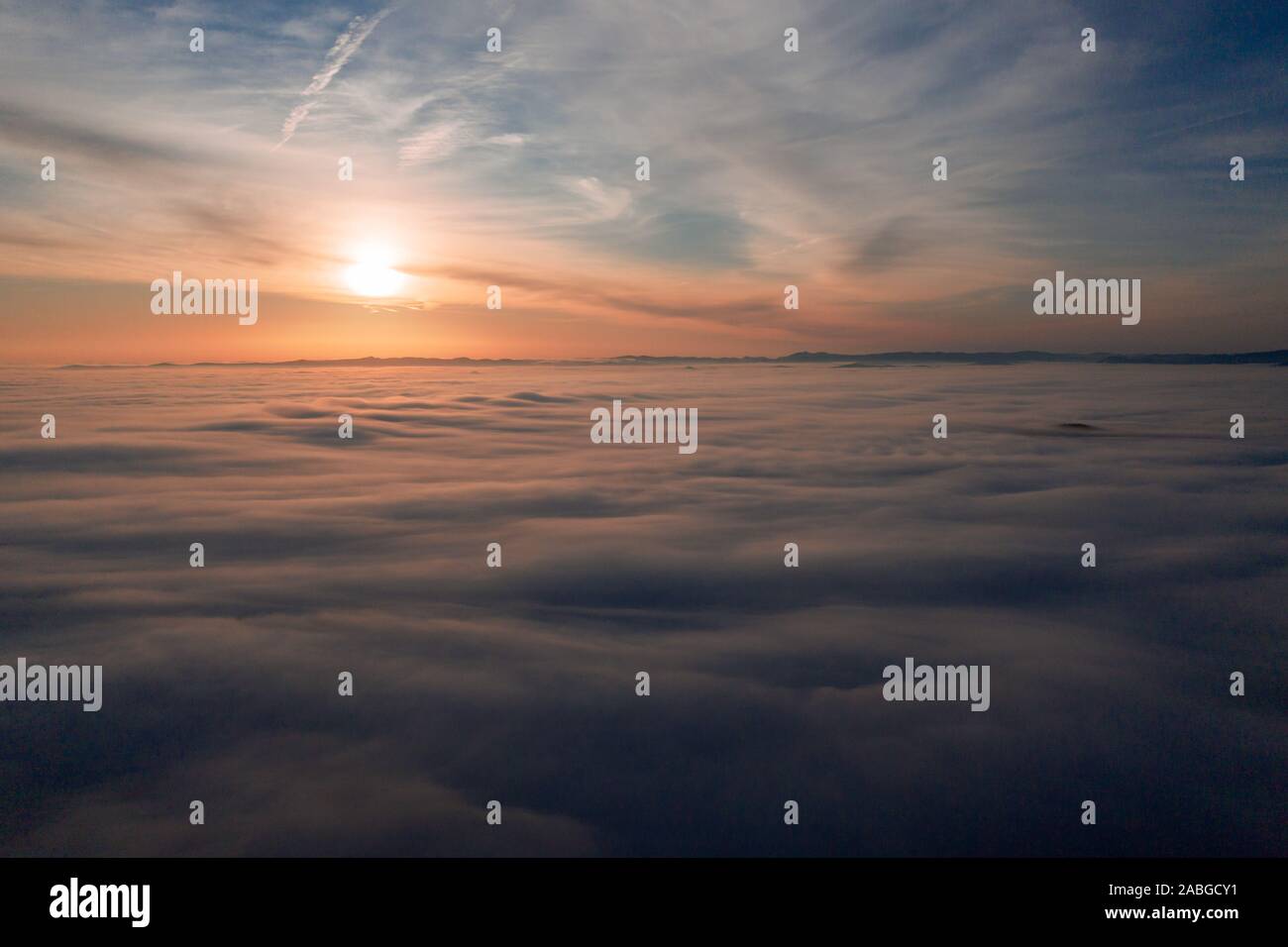 Tolle Aussicht auf den nebligen sunrise Sky in den österreichischen Alpen Stockfoto