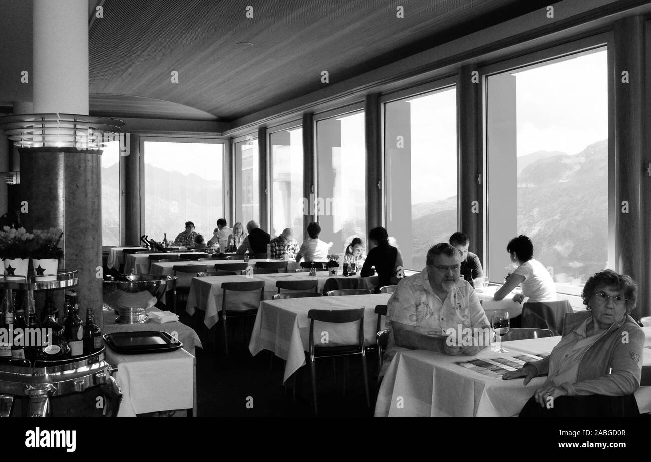 Schweizer Alpen: Die corviglia Restaurant oberhalb von St. Moritz von Starkoch Reto Mathis Stockfoto