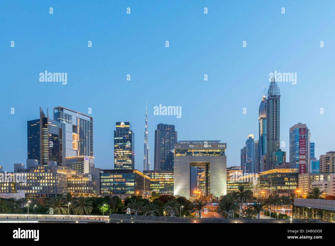 Abend-Ansicht von DIFC und Finanz- und Business Viertel von Dubai Vereinigte Arabische Emirate Stockfoto