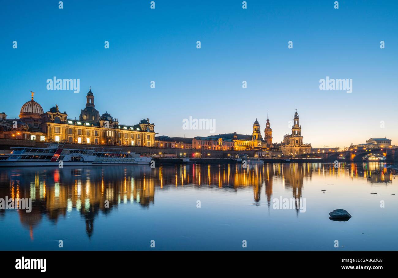 Nacht-Skyline der Stadt Dresden und die Elbe in Sachsen. Stockfoto